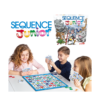 kinderen die het spel Sequence Junior aan het spelen zijn.