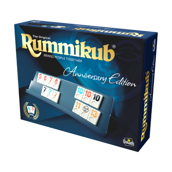 De doos van het strategische familiespel Rummikub Anniversary Edition vanuit een rechterhoek