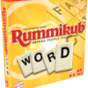 De doos van het bordspel Rummikub Word vanuit een linkerhoek