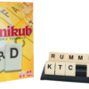 De doos en een plankje met stenen van het bordspel Rummikub Word