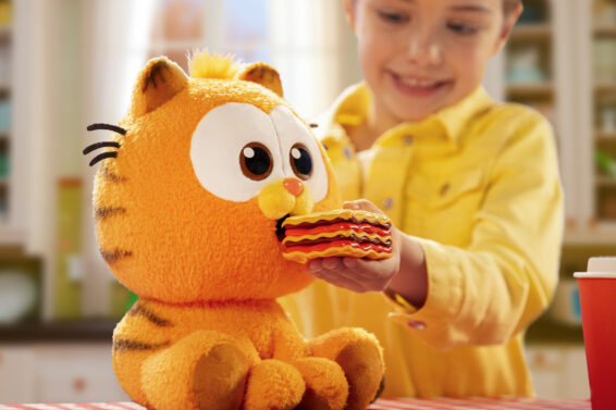 De Baby Garfield Feature Pluche die zijn lasagne gevoerd krijgt