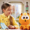 De Baby Garfield Feature Pluche samen met een kind
