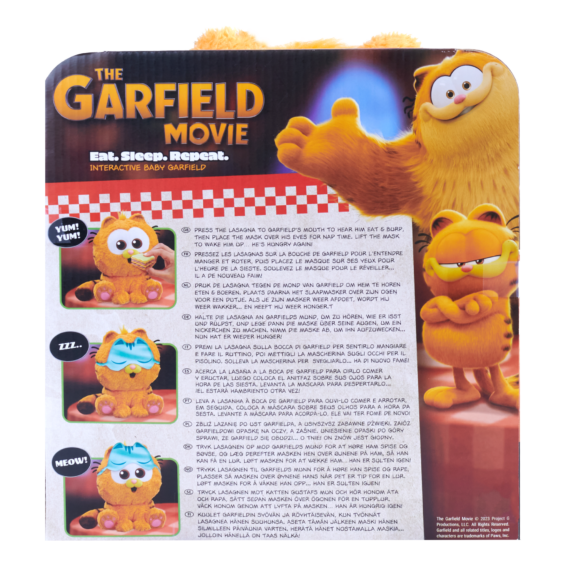De achterkant van de doos van de Baby Garfield Feature Pluche