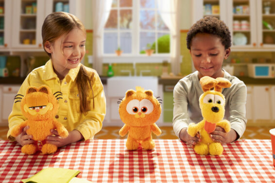 Kinderen die spelen met de Garfield Pluche Assortment