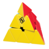 De pyraminx kubus die wordt gedraaid