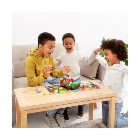 Kinderen die het bordspel Maak Papa Niet Wakker spelen.