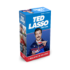 De doos van het familiespel Ted Lasso vanuit een linkerhoek