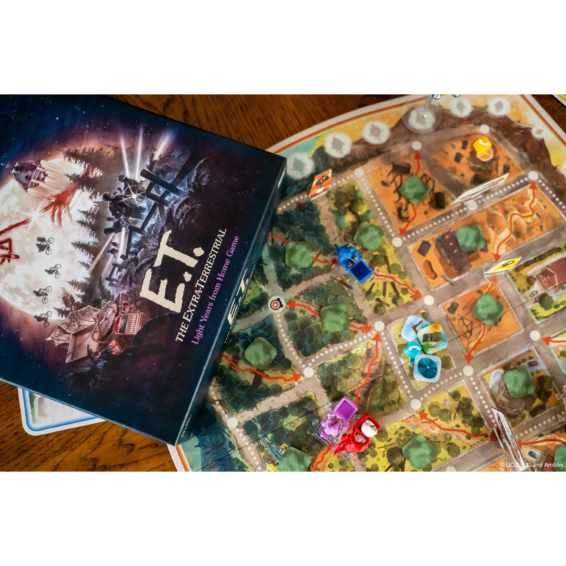 het spel E.T. Lightyears from Home neergelegd op een tafel