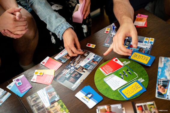 Mensen die plezier hebben in het spelen van het partyspel Ted Lasso